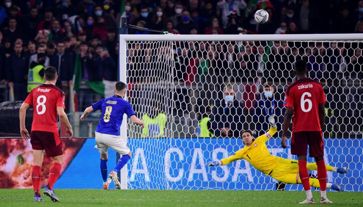 Жоржиньо не реализовал пенальти на 90-й минуте матча Италия - Швейцария / фото REUTERS