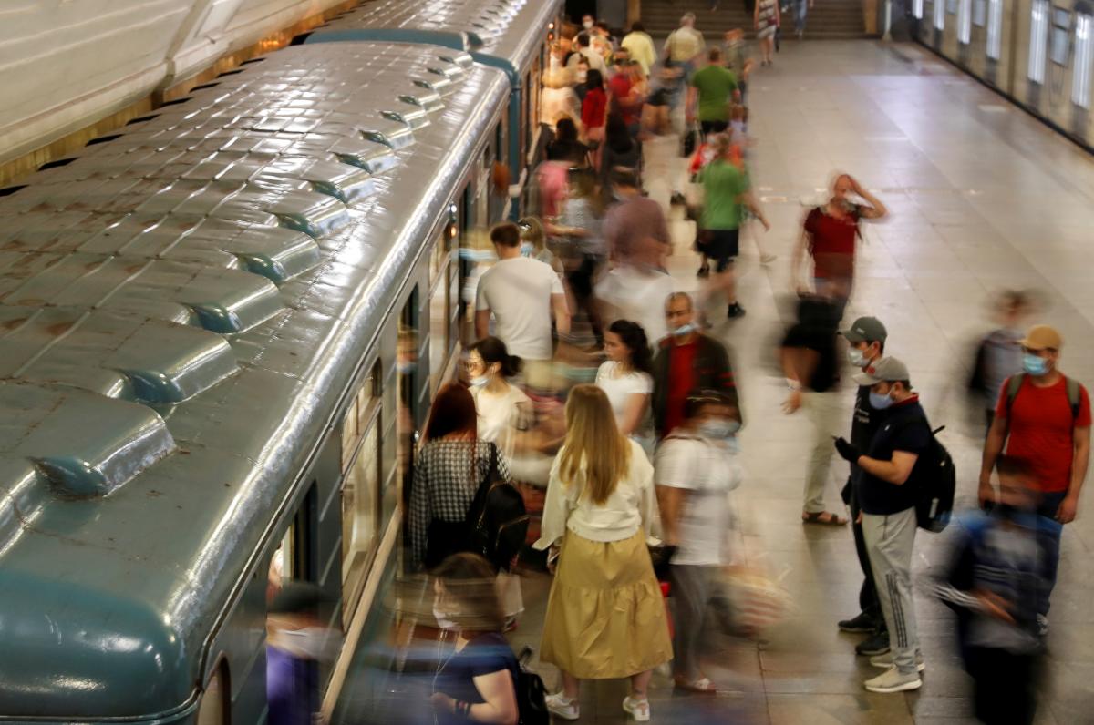 В московском метро погиб пассажир, который пытался спасти мужчину, бросившегося под поезд / иллюстративное фото Reuters