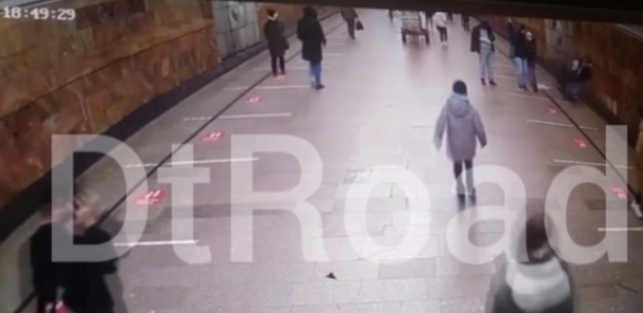 В метро Москвы погиб пассажир, который пытался спасти мужчину, бросившегося под поезд / Скриншот