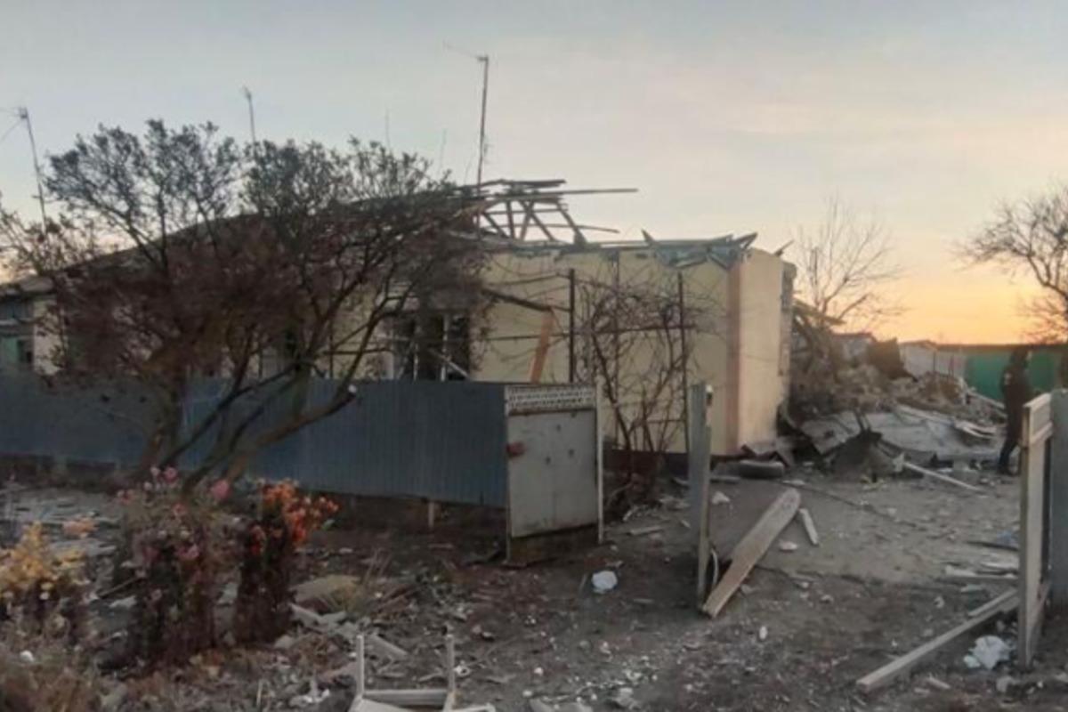 В Невельском в результате обстрела, который осуществили боевики, уничтожено несколько домов / фото facebook.com/pavlokyrylenko.donoda