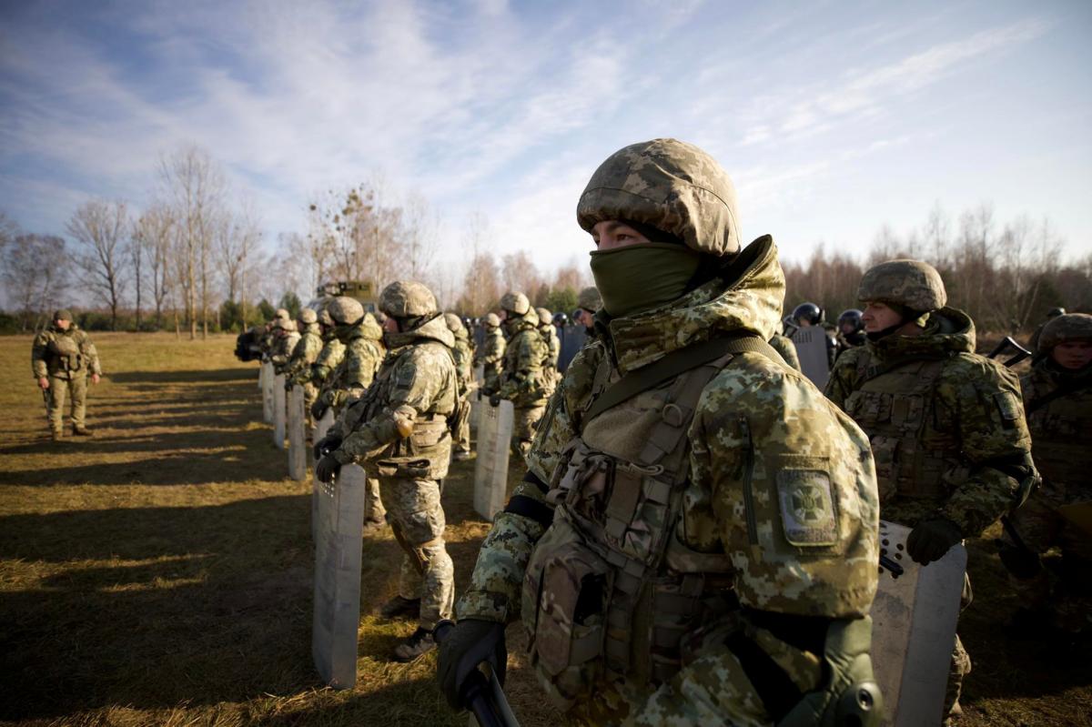 Украинские пограничники выстроились на границе с Беларусью в Волынской области / фото REUTERS