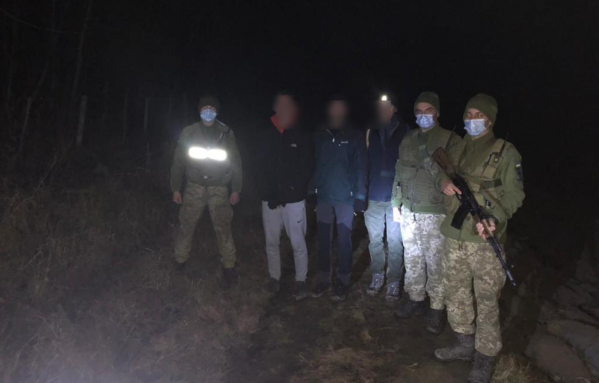 Українські прикордонники затримали 11 порушників / фото ДПСУ Українські прикордонники затримали 11 порушників / фото ДПСУ