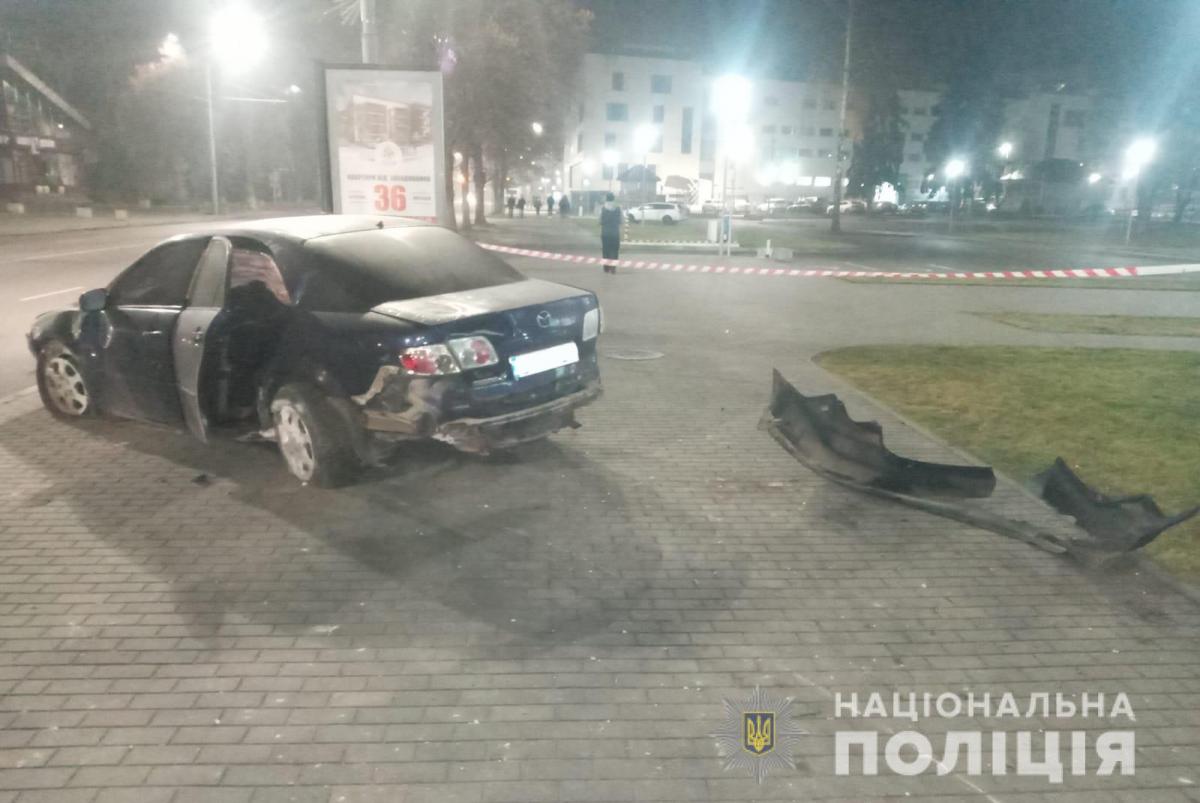 23-летний водитель на легковушке Mazda 6 в нетрезвом состоянии выехал на тротуар / фото НПУ 23-летний водитель на легковушке Mazda 6 в нетрезвом состоянии выехал на тротуар / фото НПУ