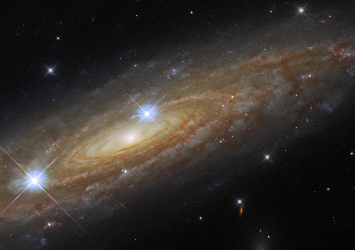 Галактические туманности прячут скрытую материю / фото ESA/Hubble & NASA, A. Seth