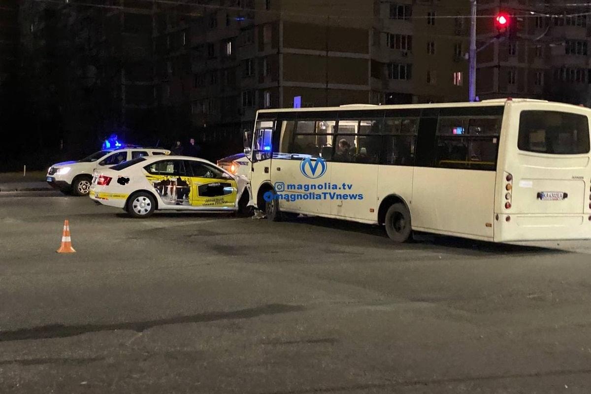 У Києві трапилася аварія за участі маршрутки й таксі, є постраждала / фото t.me/magnoliaTVnews У Києві трапилася аварія за участі маршрутки й таксі, є постраждала / фото t.me/magnoliaTVnews