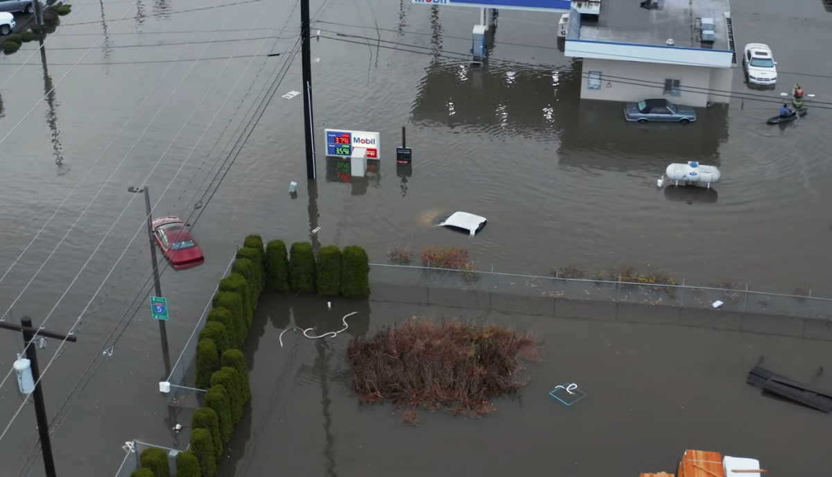 В штате Вашингтон из-за дождей начались наводнения / скриншот из видео