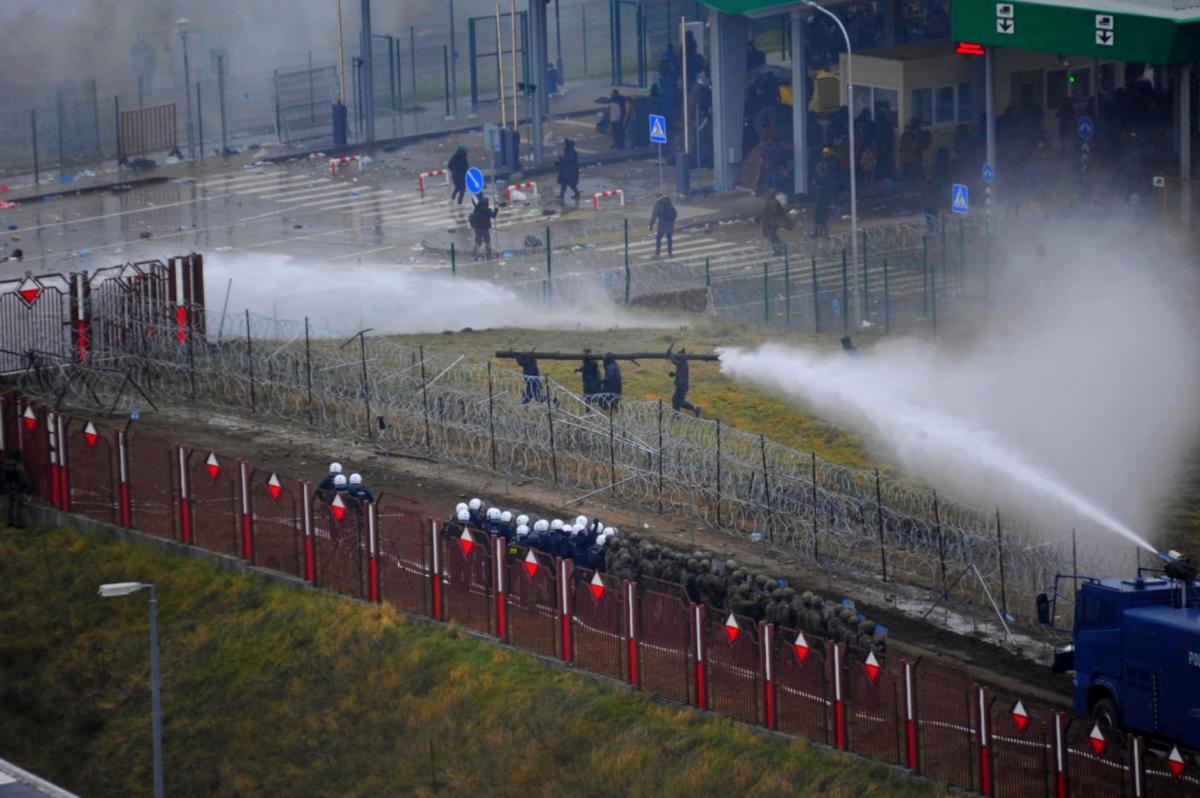 Беларусь разместит мигрантов в логистическом центре /фото REUTERS
