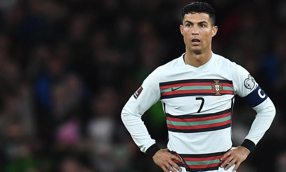 Роналду вдарив гравця збірної Ірландії ліктем / фото: REUTERS Роналду вдарив гравця збірної Ірландії ліктем / фото: REUTERS