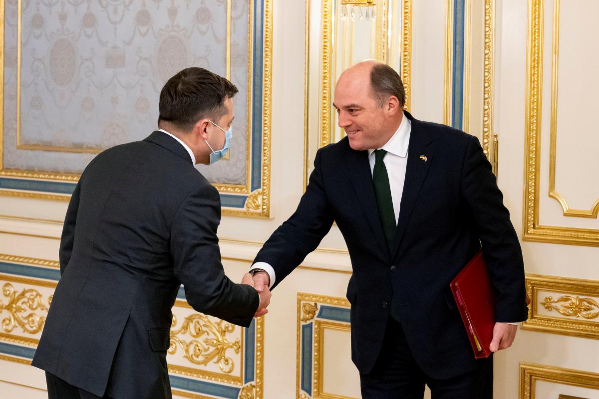 Володимир Зеленський зустрівся з міністром оборони Великої Британії Беном Воллесом / фото REUTERS Володимир Зеленський зустрівся з міністром оборони Великої Британії Беном Воллесом / фото REUTERS