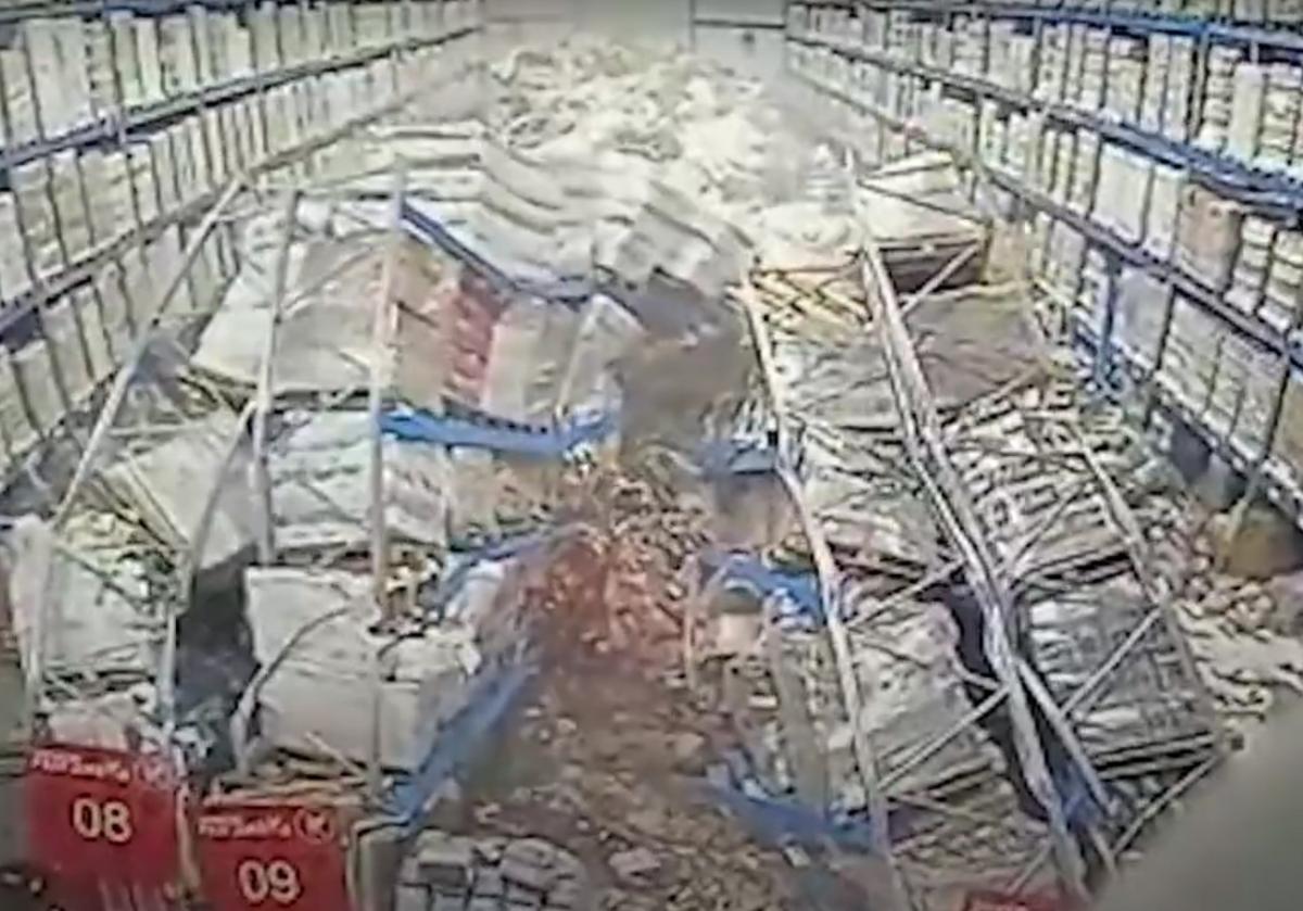 У Красноярську на складі стелажі з алкоголем впали на працівника / скріншот У Красноярську на складі стелажі з алкоголем впали на працівника / скріншот