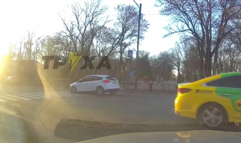 В Харькове на пешеходном переходе авто снесло ребенка / скриншот В Харькове на пешеходном переходе авто снесло ребенка / скриншот