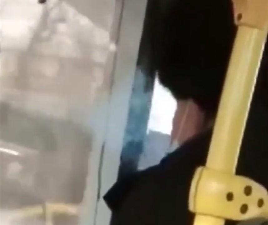 Кондуктор в Омську курив прямо в автобусі / скріншот Кондуктор в Омську курив прямо в автобусі / скріншот