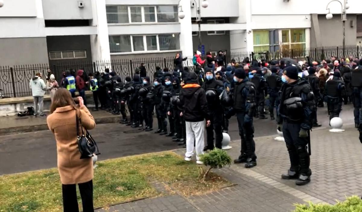 Поскольку мужчина вчера не явился на судебное заседание, суд разрешил его привод сотрудниками полиции / Скриншот Поскольку мужчина вчера не явился на судебное заседание, суд разрешил его привод сотрудниками полиции / Скриншот