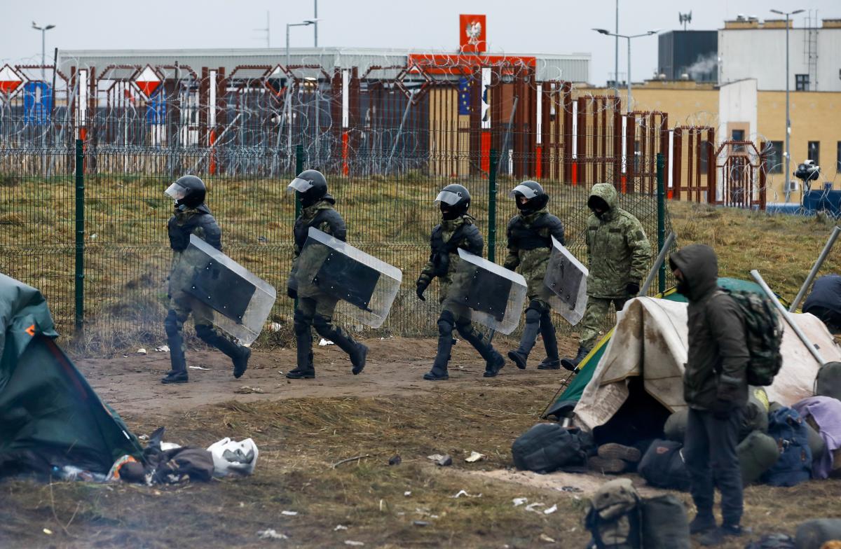 Польша еще больше усилит границу с Беларусью / фото REUTERS Польша еще больше усилит границу с Беларусью / фото REUTERS