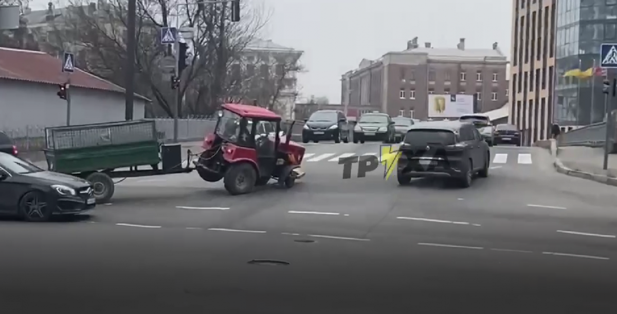 Трактор продолжил движение с тремя колесами / скриншот видео