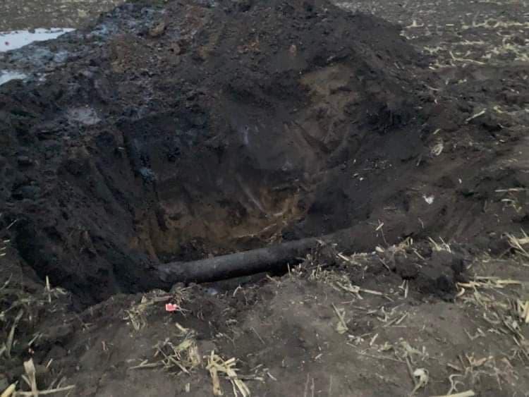 В Сумской области кусок поля залило нефтью из-за аварии (фото) В Сумской области кусок поля залило нефтью из-за аварии (фото)