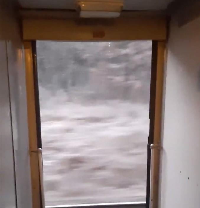 Поезд Укрзализныци мчал с открытыми дверьми / скриншот