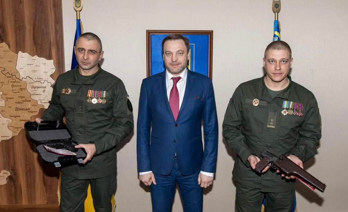 Монастырский вручил бойцам НГУ оружие, которое раньше было в Кивы / facebook.com/moden.ua