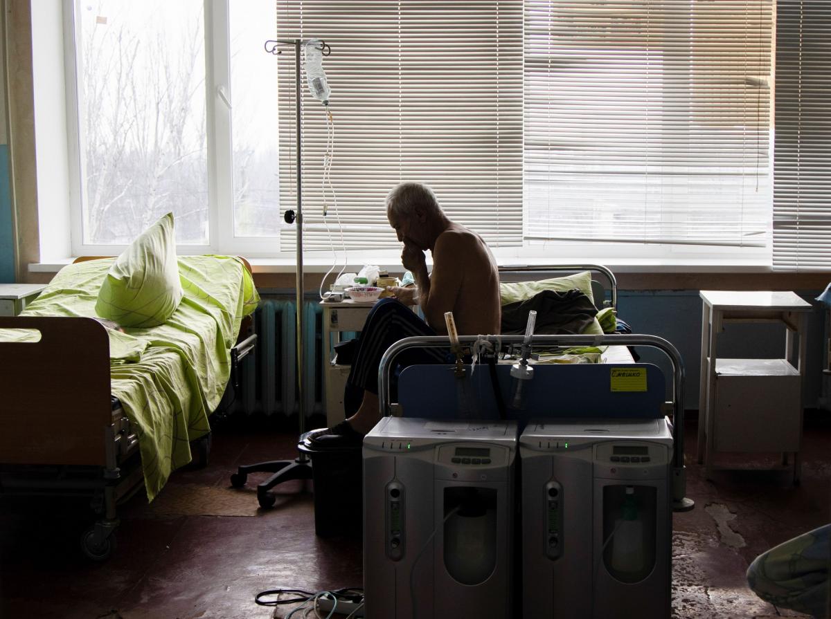 На фоне тотальной нехватки медиков в коронавирусных больницах приходится работать студентам / REUTERS