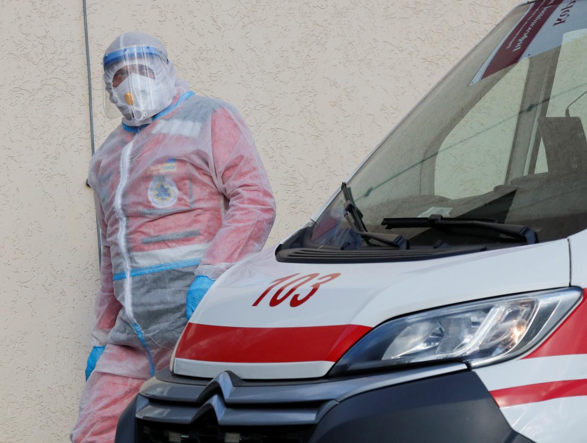 Число выявленных больных COVID-19 в Украине резко упало / фото Reuters