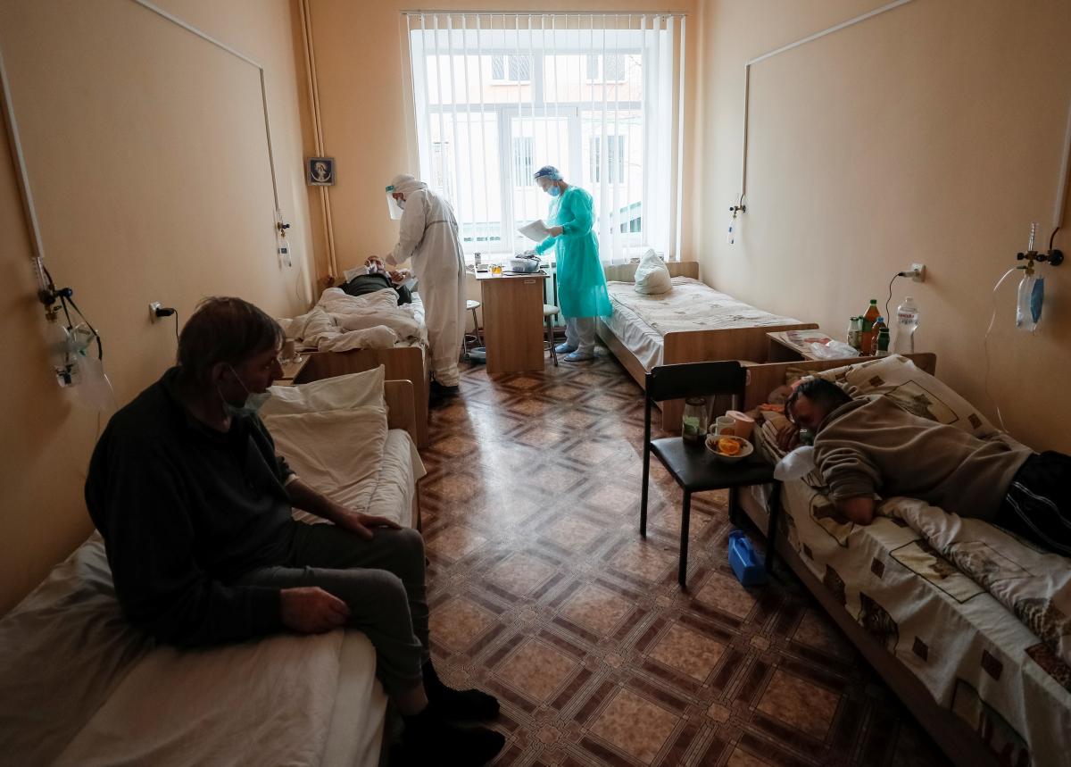 Омикрон опасен для украинцев в возрасте 65+ / фото REUTERS