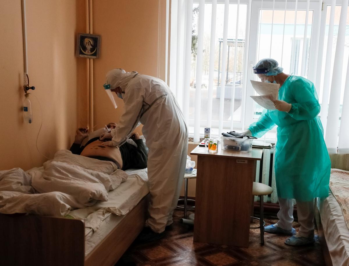 Украинцы по-прежнему будут получать всю медицинскую помощь по коронавирусу в стационарах бесплатно / фото REUTERS
