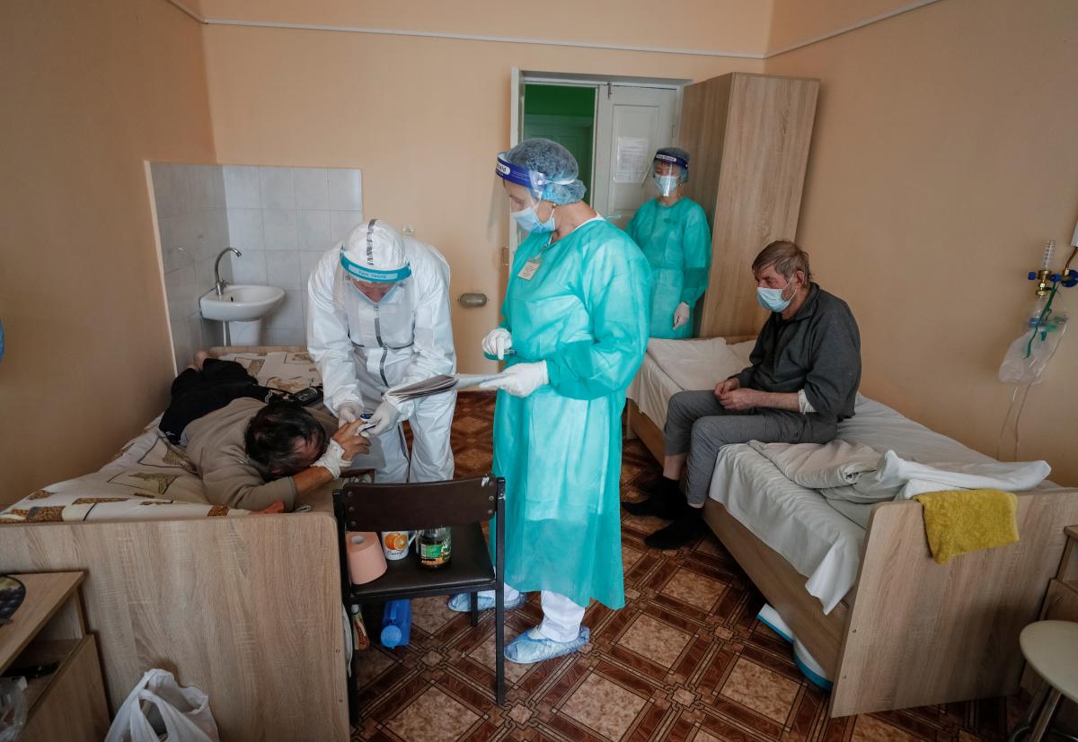 В Украине растет количество новых больных коронавирусом \ фото REUTERS