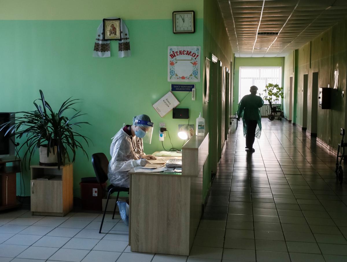 Через пандемію в Україні не залишилось вільних сімейних лікарів / ілюстрація  REUTERS