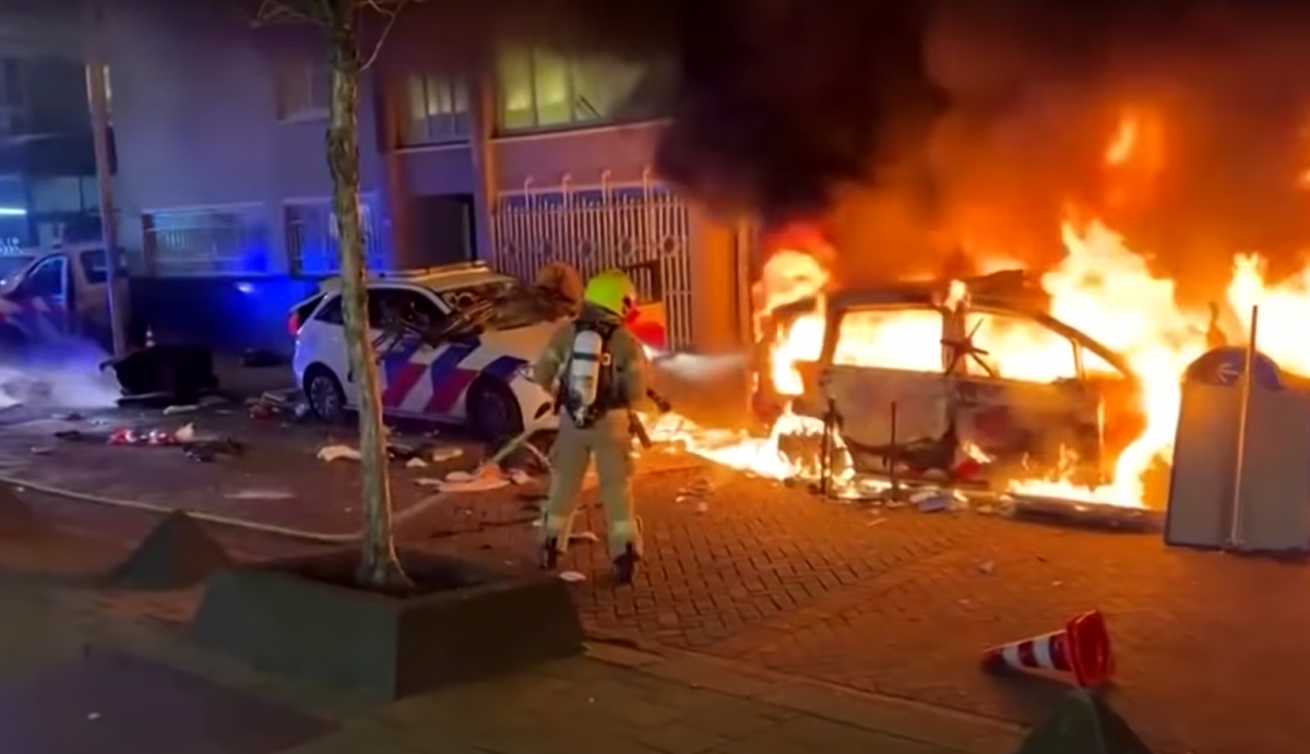 Натовпи бунтівників у Роттердамі палили автомобілі та кидали каміння в поліцію під час акції протесту / скріншот