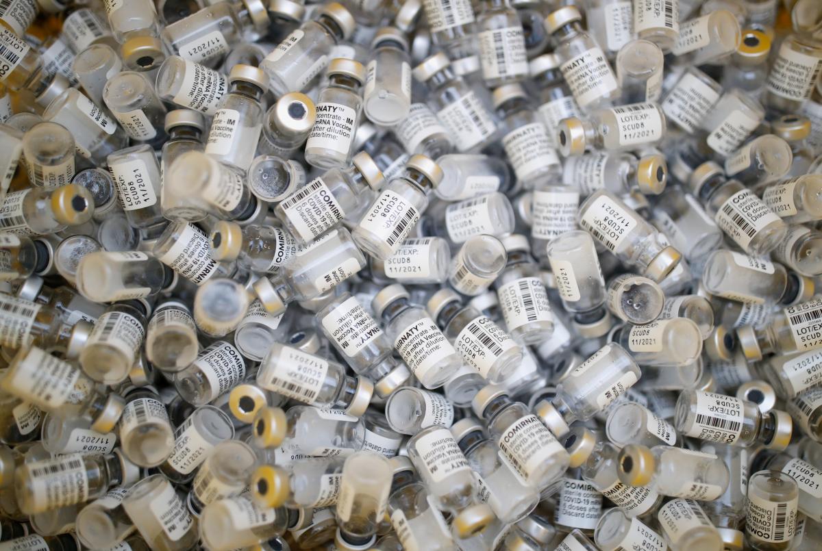 В Украине могут разливать более 30 миллионов доз вакцин в год / фото REUTERS
