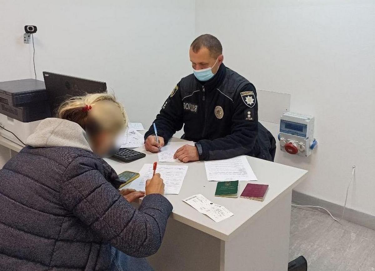 За три дні в аеропорту "Бориспіль" виявили 25 COVID-сертифікатів з ознаками підробки / фото kv.npu.gov.ua За три дні в аеропорту "Бориспіль" виявили 25 COVID-сертифікатів з ознаками підробки / фото kv.npu.gov.ua