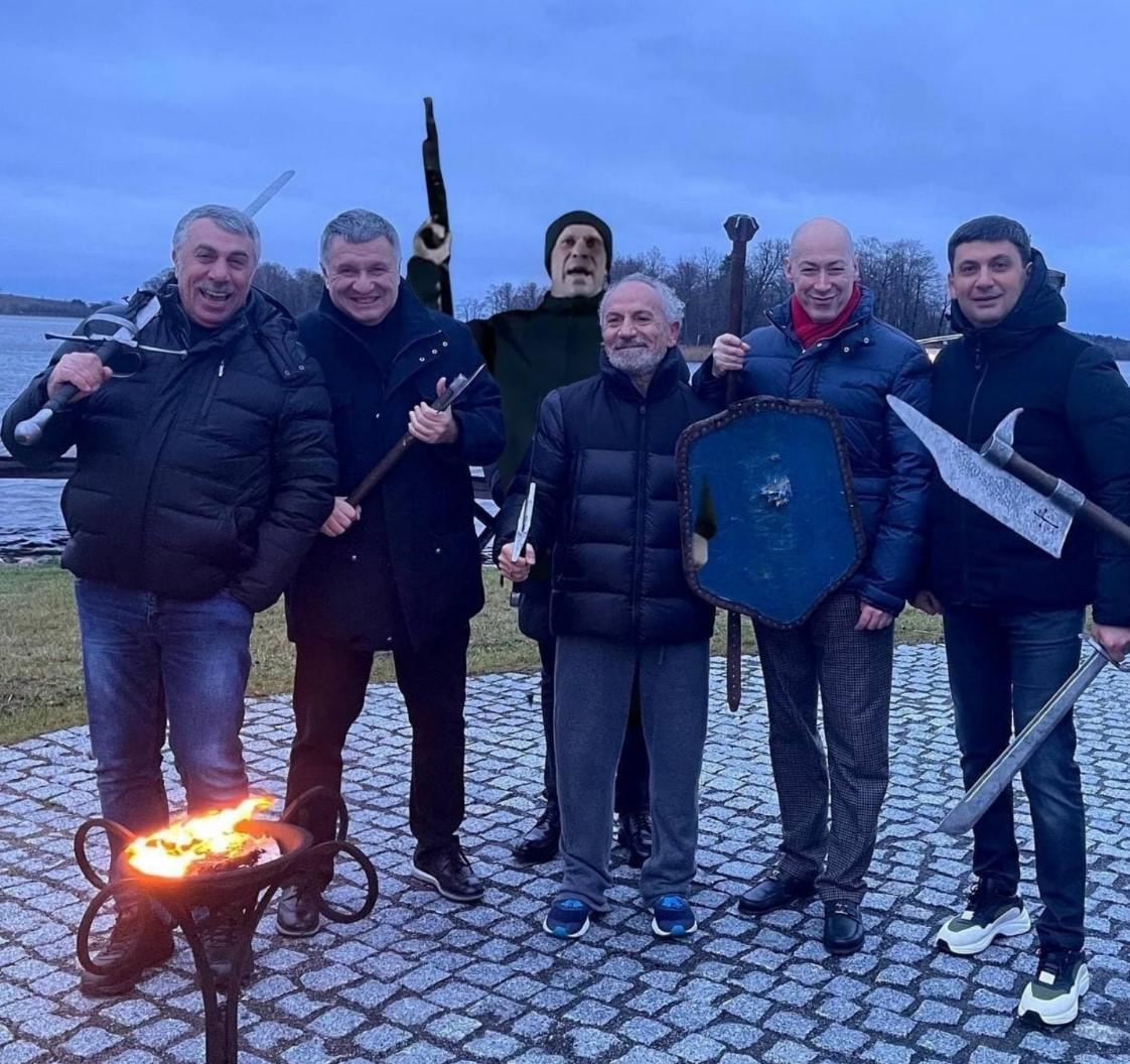 'Команда по спасению Украины': сеть рассмешило фото Авакова с Комаровским, Шустером и Гордоном (фото) 'Команда по спасению Украины': сеть рассмешило фото Авакова с Комаровским, Шустером и Гордоном (фото)