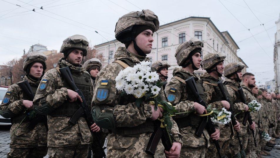 У Чернівцях військові, які повернулись з ООС, пройшли колоною в центрі міста / Фото: Суспільне У Чернівцях військові, які повернулись з ООС, пройшли колоною в центрі міста / Фото: Суспільне