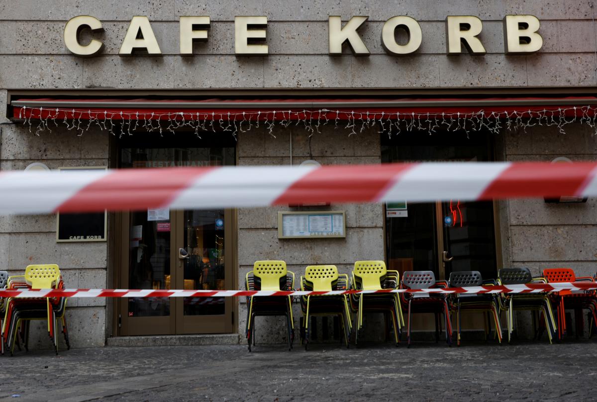 Європа повертається до карантинних обмежень через "Омікрон" / фото REUTERS Європа повертається до карантинних обмежень через "Омікрон" / фото REUTERS