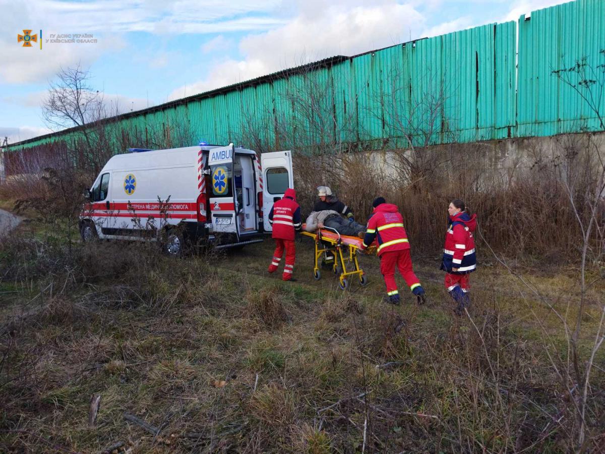 Чоловік зламав ногу на дереві / фото kv.dsns.gov.ua Чоловік зламав ногу на дереві / фото kv.dsns.gov.ua