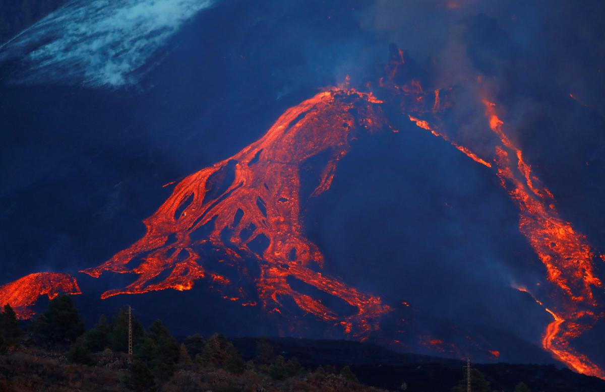 Извержение вулкана Кумбре-Вьеха началось в сентябре / фото REUTERS
