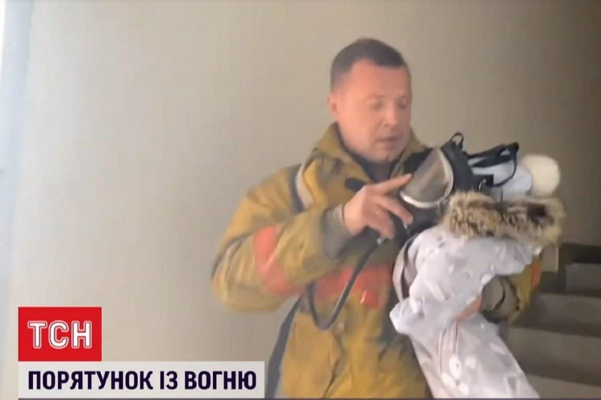 Пожарный рассказал, что ему, конечно, было трудно дышать без маски / скриншот с видео Пожарный рассказал, что ему, конечно, было трудно дышать без маски / скриншот с видео