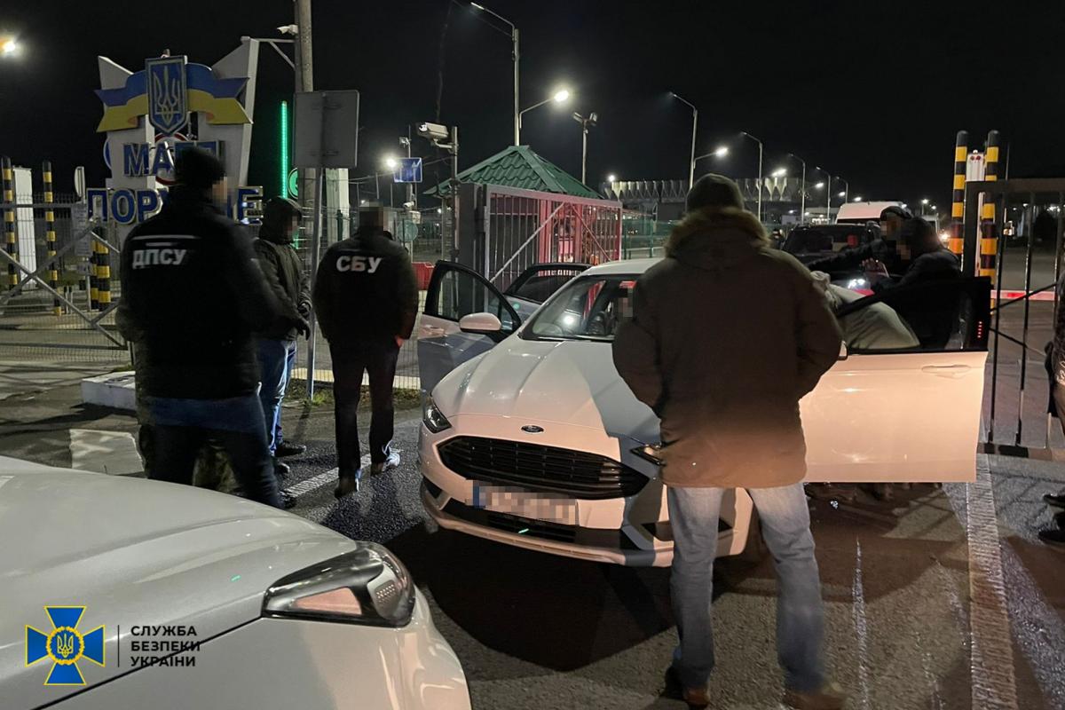 Злоумышленники изготавливали фиктивные документы / фото СБУ Злоумышленники изготавливали фиктивные документы / фото СБУ
