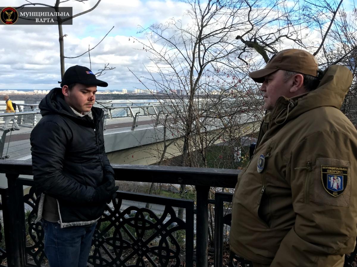 в Киеве бездомный обустроил себе убежище в опоре стеклянного моста 2