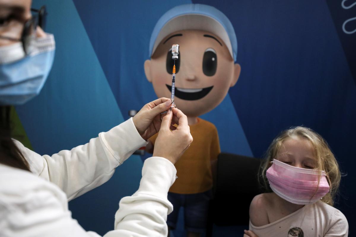 В Израиле начали массовую COVID-вакцинацию детей  / фото REUTERS