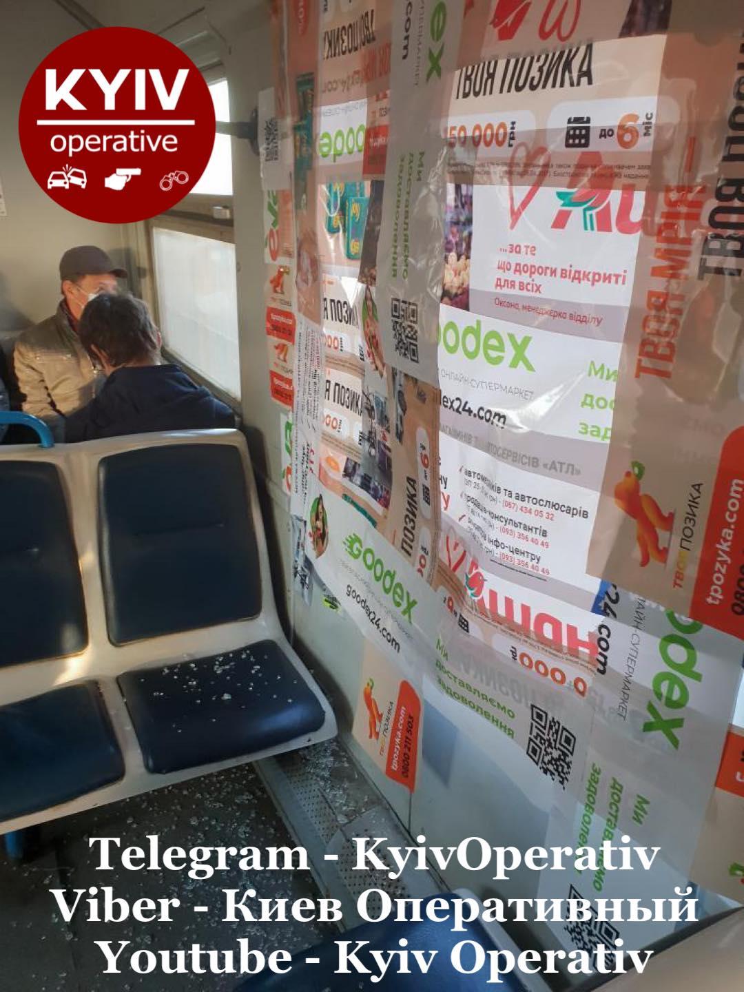 В вагоне даже не убрали разбитое стекло / Киев Оперативный Facebook В вагоне даже не убрали разбитое стекло / Киев Оперативный Facebook