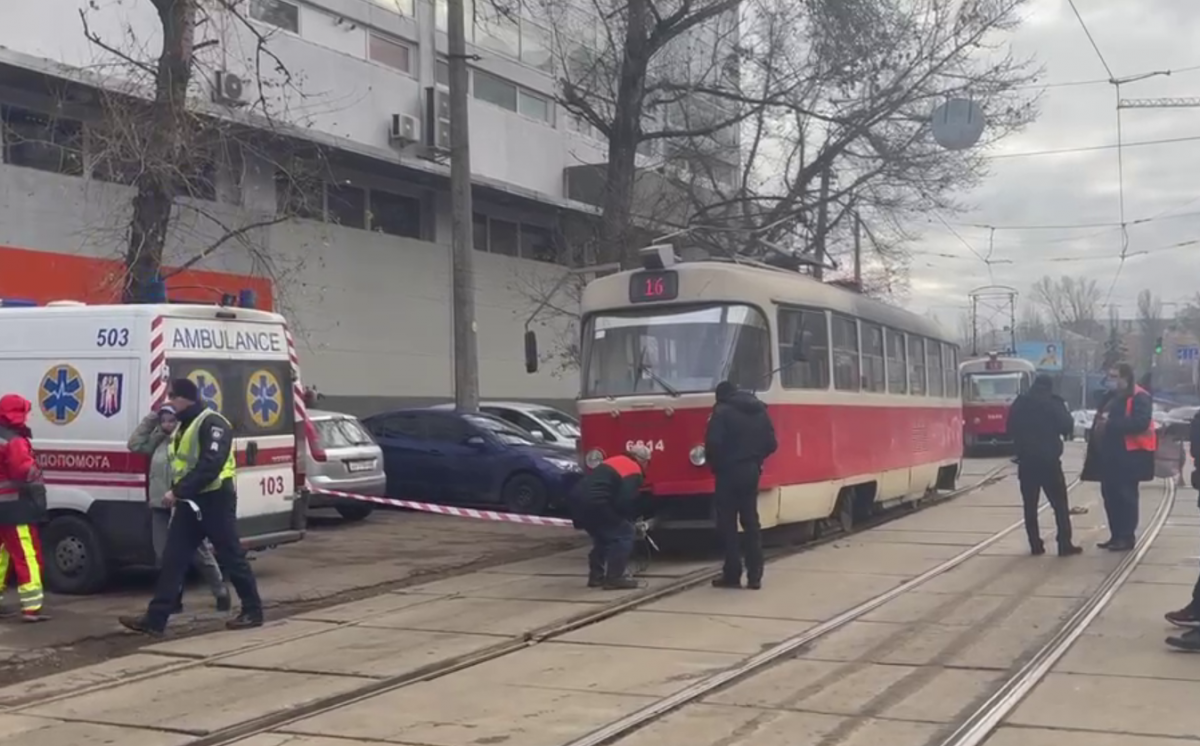 За деякою інформацією, жінка потрапила під трамвай, коли вийшла з магазину та не подивилася в боки / скріншот За деякою інформацією, жінка потрапила під трамвай, коли вийшла з магазину та не подивилася в боки / скріншот