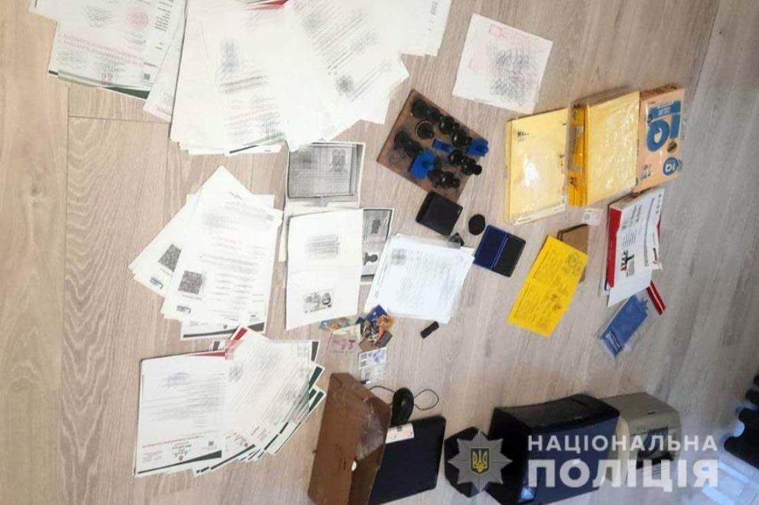 На Рівненщині викрили групу осіб, які виготовляли підробні COVID-документи / фото mvs.gov.ua На Рівненщині викрили групу осіб, які виготовляли підробні COVID-документи / фото mvs.gov.ua