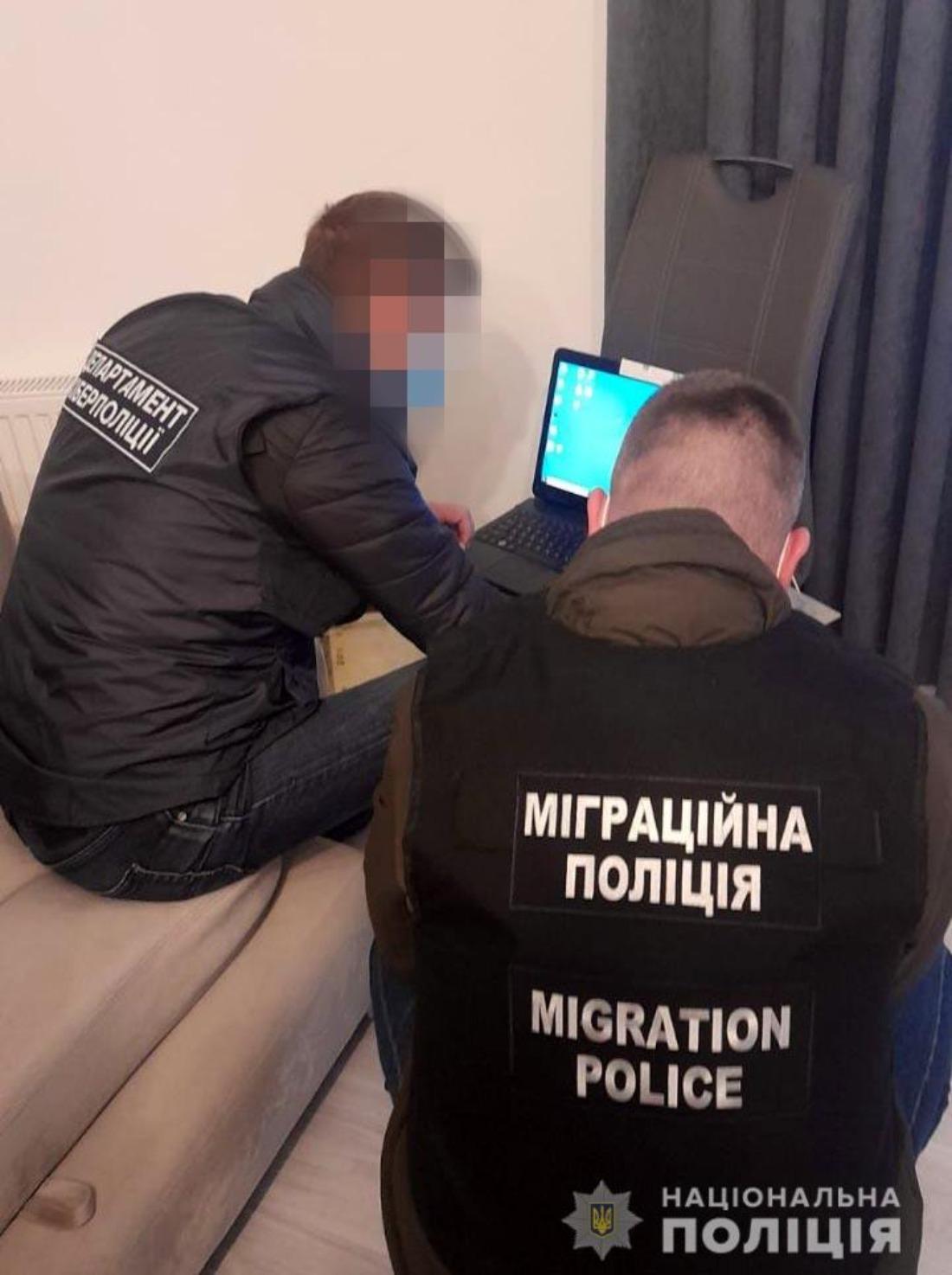 Банда виготовляла негативні ПЛР-тести й міжнародні свідоцтва про вакцинацію / фото mvs.gov.ua Банда виготовляла негативні ПЛР-тести й міжнародні свідоцтва про вакцинацію / фото mvs.gov.ua