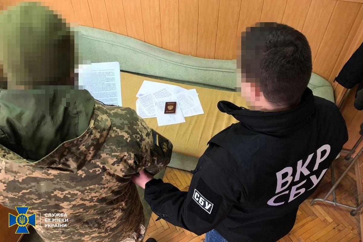 Крім того, у підозрюваного знайшли родичів, які набули громадянство РФ / фото - ssu.gov.ua Крім того, у підозрюваного знайшли родичів, які набули громадянство РФ / фото - ssu.gov.ua