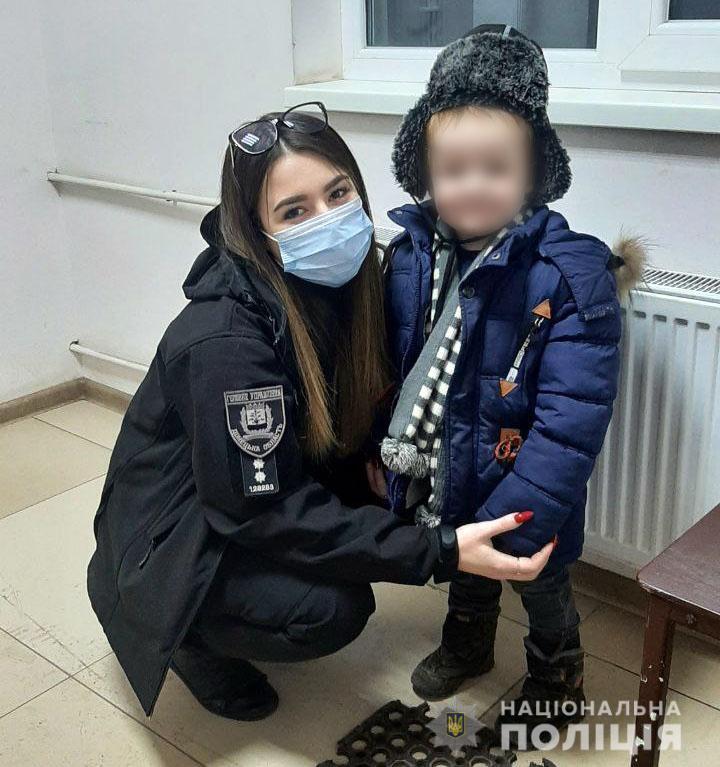 Ребенка отдала в полицию неравнодушная женщина \ фото Полиция Донецкой области Ребенка отдала в полицию неравнодушная женщина \ фото Полиция Донецкой области