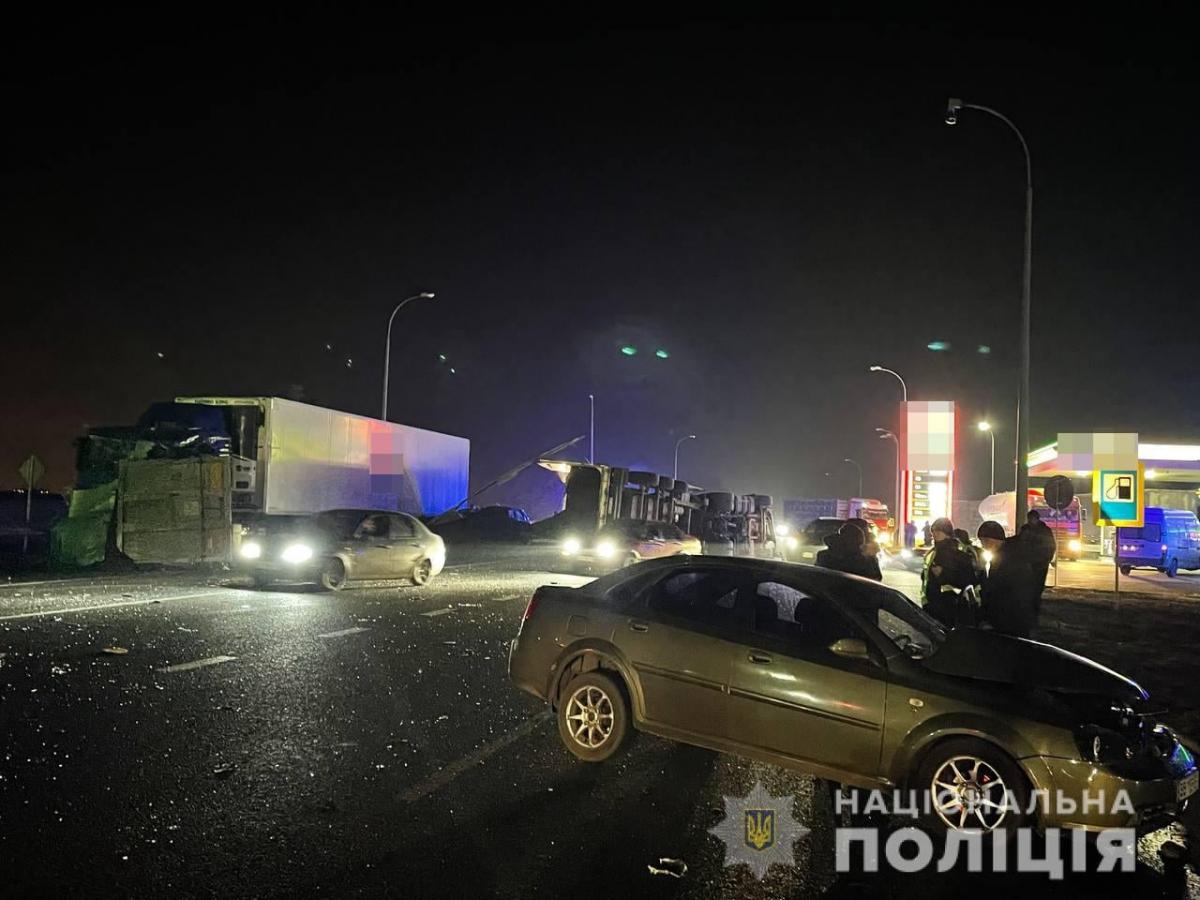 В Харькове произошло масштабное ДТП / фото facebook.com/police.kharkov В Харькове произошло масштабное ДТП / фото facebook.com/police.kharkov