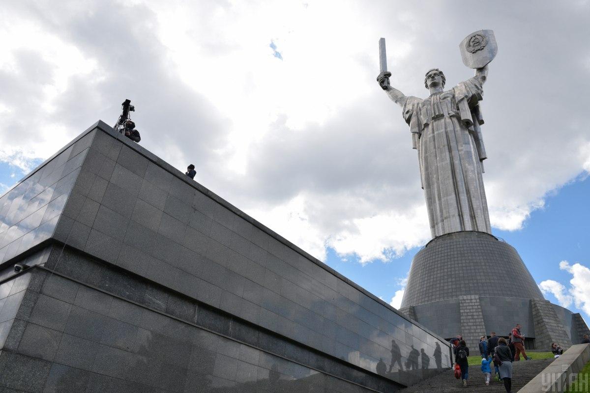 Герб СРСР на щиті монумента "Батьківщина-мати" замінять у 2023 році / фото УНІАН, Максим Поліщук