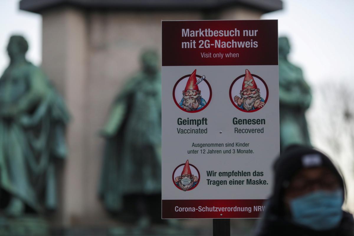 В Германии вводят ряд ограничений для невакцинированных / фото REUTERS