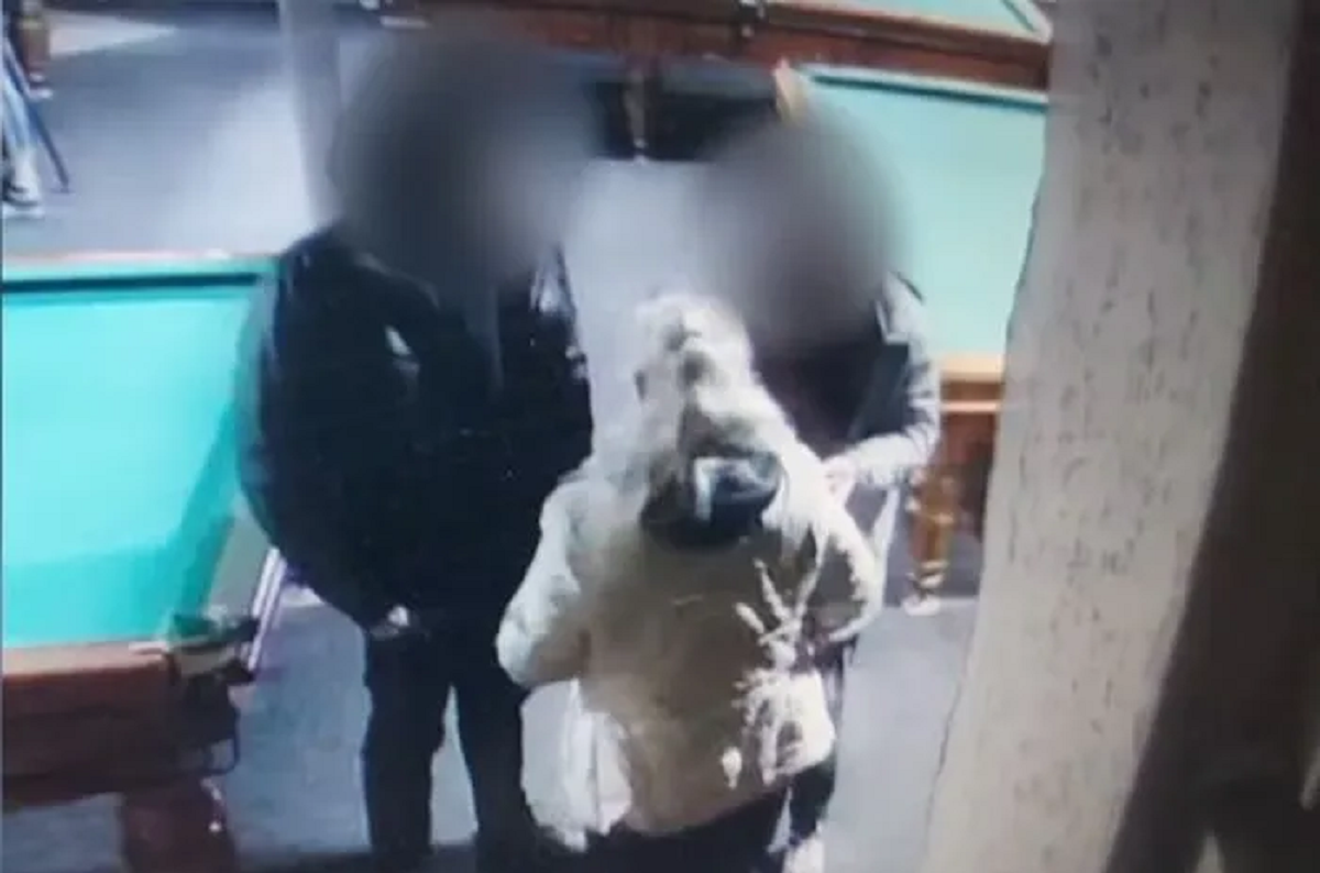 В день нападения 15-летние юноши распылили огнетушитель в бане, где работала потерпевшая / кадр из видео, ICTV